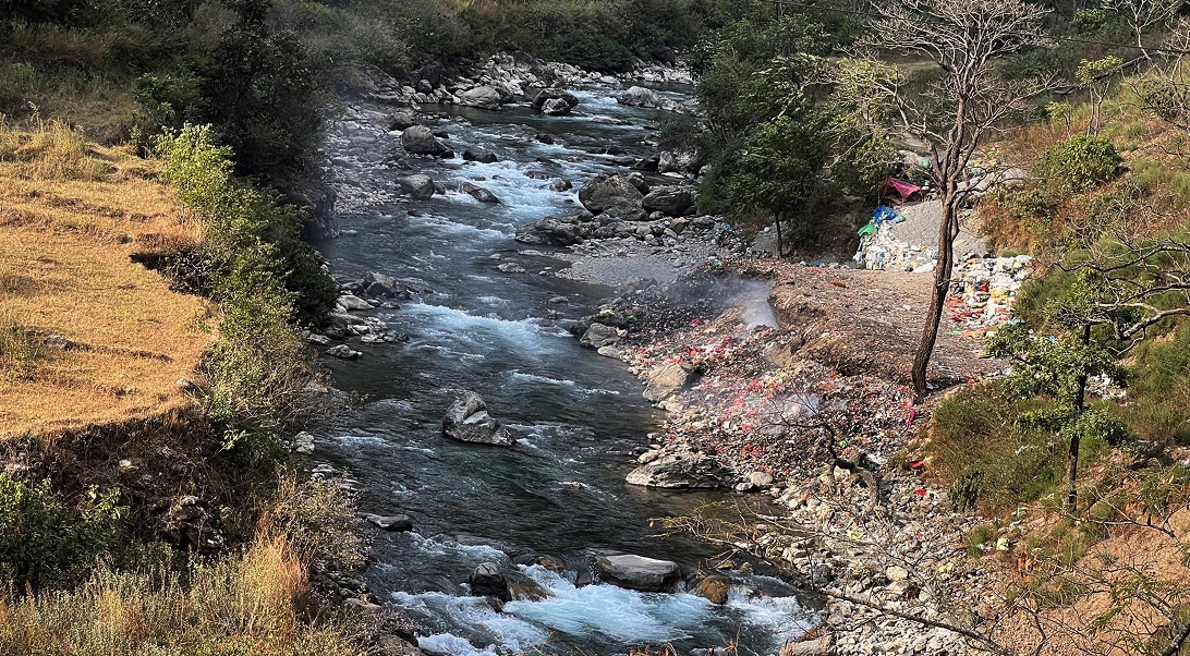 जथाभावी फोहर फाल्दा बडिगाड र तमानखोला दुर्गन्धित, नगरपालिका फोहर व्यवस्थापनमा चुक्यो