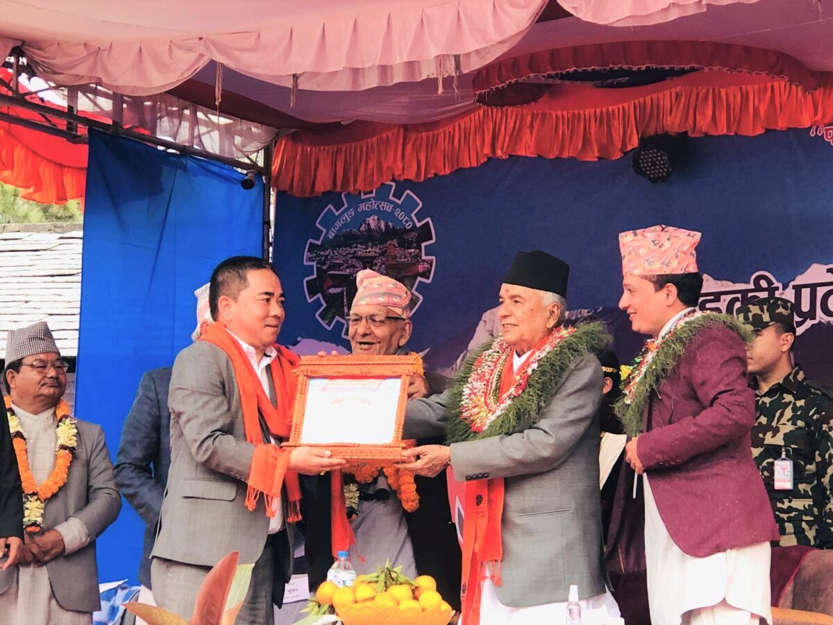प्रभु बैंकका सीईओ शेरचन गृहजिल्लामा सम्मानित