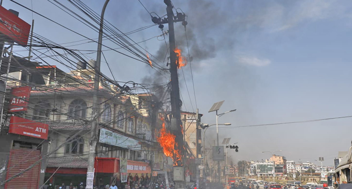 तीनकुनेमा बिजुलीको पोलमा आगलागी