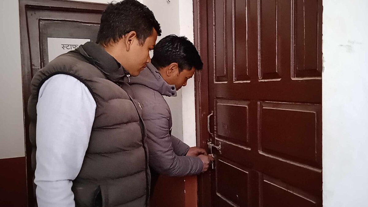 कांग्रेस पार्टीको भवनलाई बजेट छुट्याएपछि तमानखोलामा लफडा : जनप्रतिनिधिले नै लगाए कार्यालयमा ताला