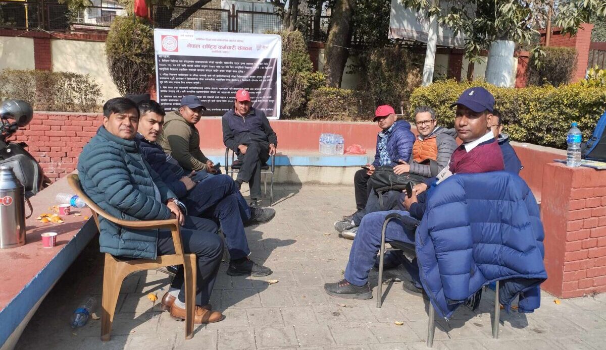 पाँच बुँदे माग राख्दै नेपाल राष्ट्रिय कर्मचारी संगठनले दियाे सिटीईभिटीमा धर्ना