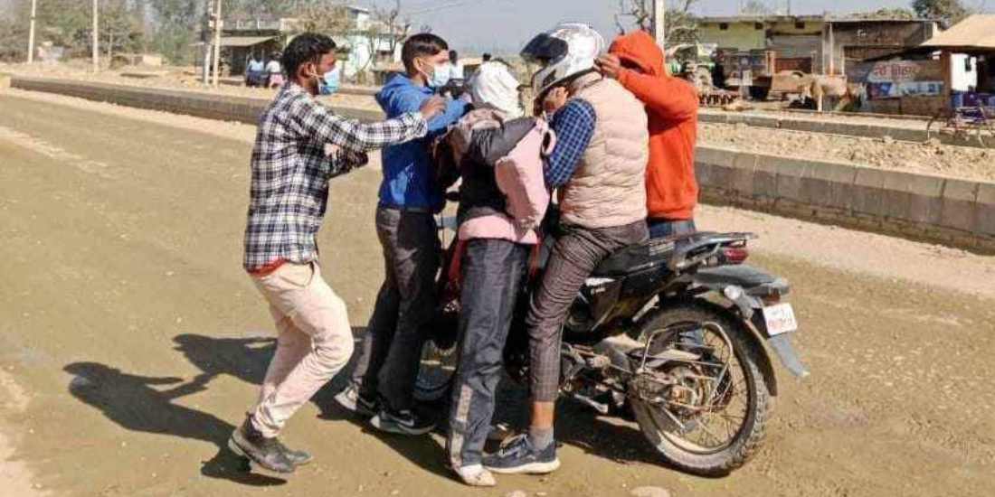 मोहन वैद्य निकट अखिल क्रान्तिकारीका कार्यकर्ताले गाउँपालिकाको शिक्षा शाखा प्रमुख ढकालमाथि दले कालोमोसो
