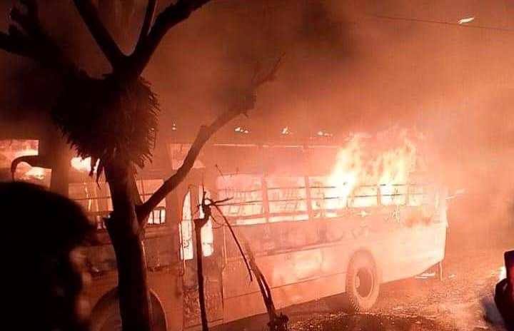 पार्किङ गरिएको स्कुल बसमा एक्कासी आगलागी भएपछि...