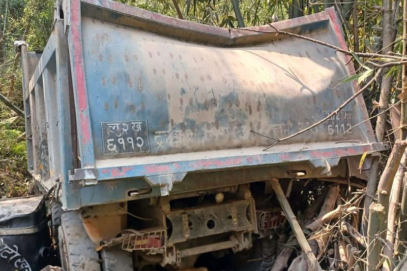 टिपर दुर्घटनामा एक जनाको मृत्यु, तीन घाइते