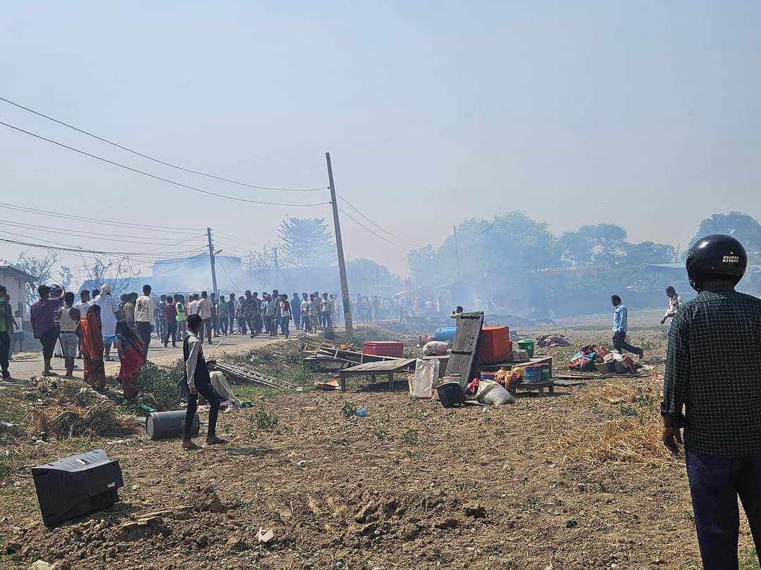 महोत्तरीको मटिहानीमा भीषण आगालागी, १०० बढी घर जले