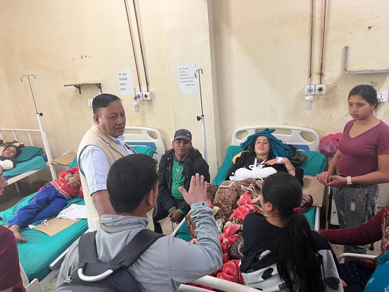 ढोरपाटन दुर्घटनाका घाइतेहरूलाई भेटन् अस्पताल पुगे पूर्वमन्त्री पौडेल