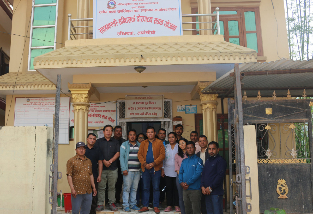 सालझण्डी-ढोरपाटन सडक निर्माणमा ढिलासुस्ती, नगरपालिकाबाट गएको टोलीले बुझायो ज्ञापनपत्र