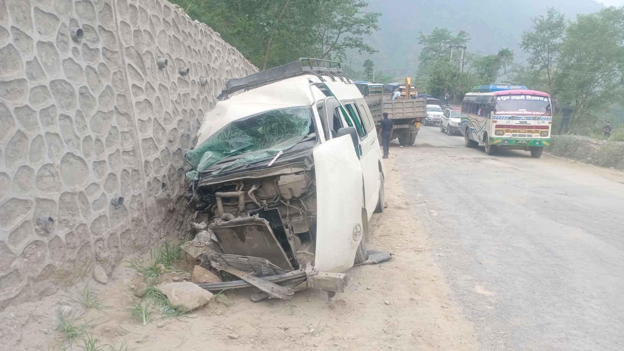 मुग्लिनमा माइक्रोबस र टिपर ठोक्कियो : १३ जना घाइते, दुईको अवस्था गम्भीर