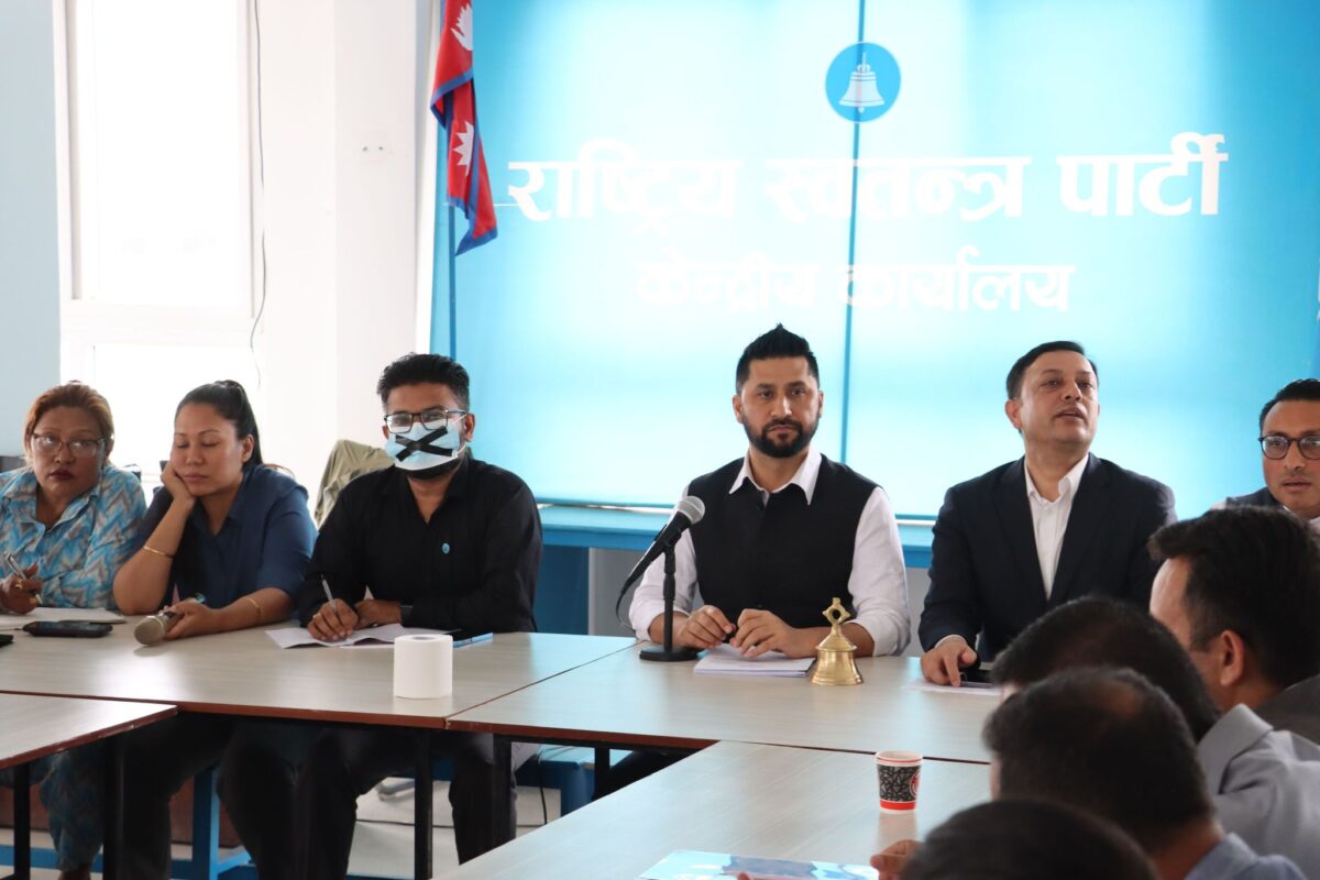 कालो टेप लगाएर बैठकमा बसे रास्वपा महासचिव मुकुल ढकाल