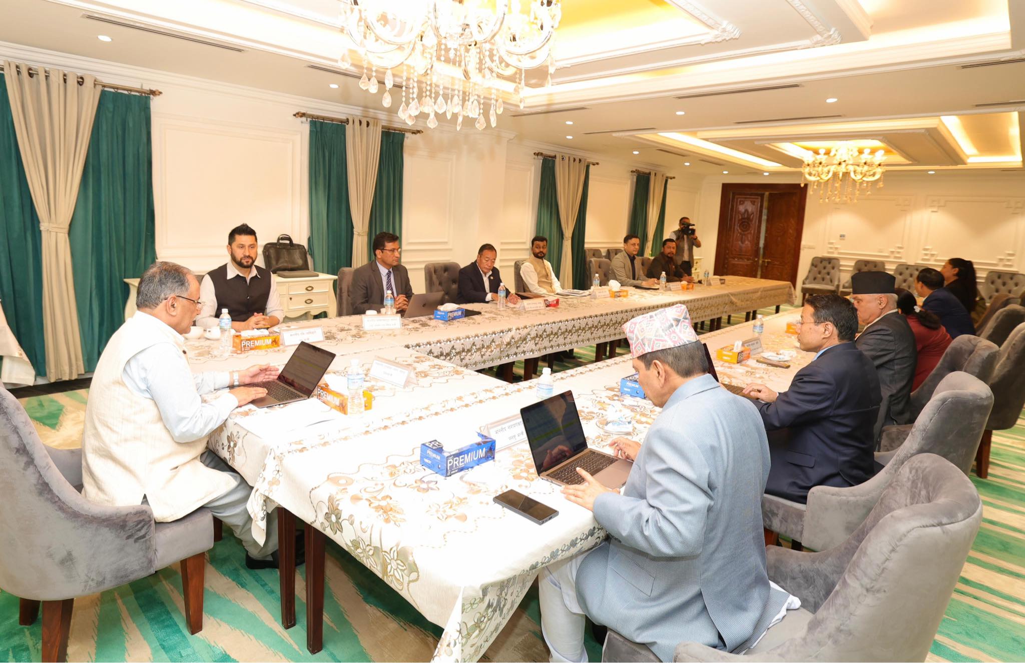 एमाले सरकारबाट बाहिरिएपछि बसेको मन्त्रिपरिषद् बैठकले के-के गर्यो निर्णय ?
