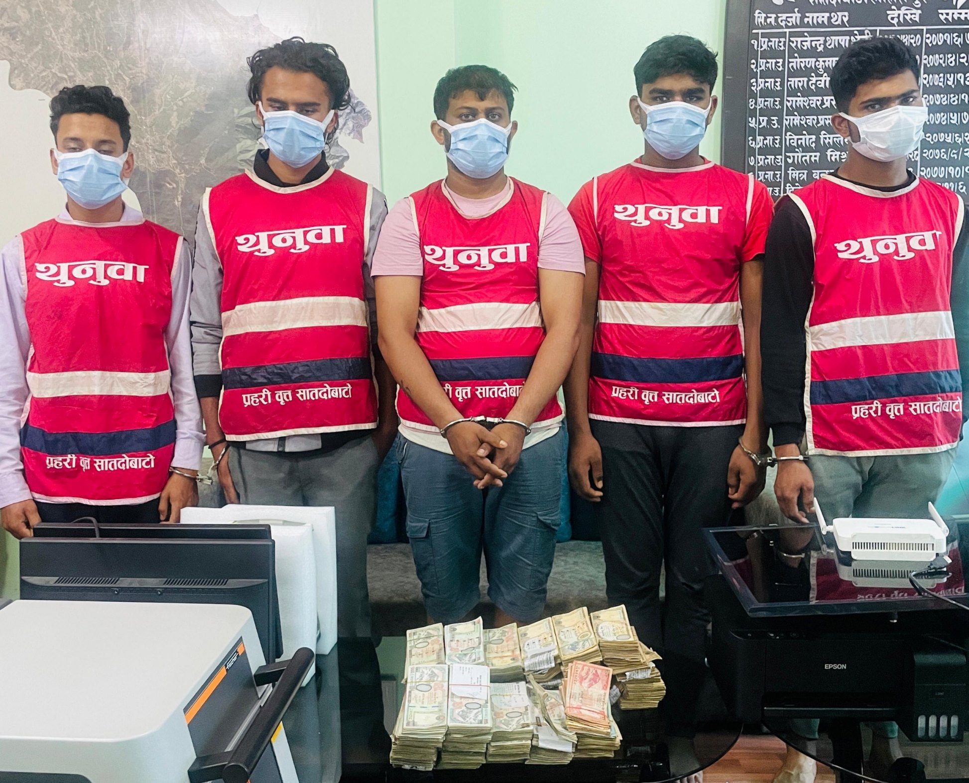 सुन र सुन गाल्ने मेशिनसहित पाँच जना पक्राउ