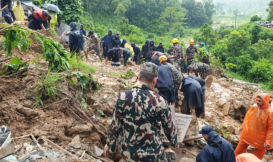 कास्कीमा पहिरोमा पुरिँदा एकैघरका ७ सहित ९ जनाको मृत्यु