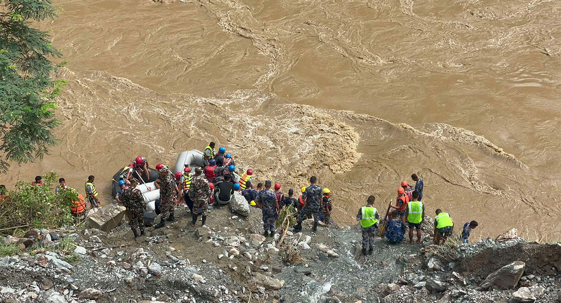 त्रिशूलीको केराबारीमा देखियो बस जस्तो रातो बस्तु