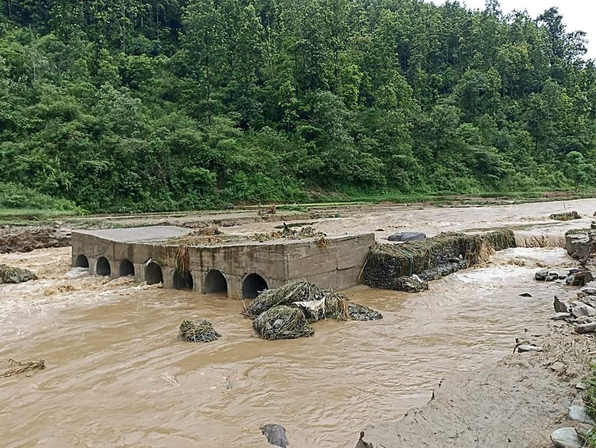 बाढीले पुल बगाएपछि बेनिघाट-आरुघाट सडक अवरुद्ध