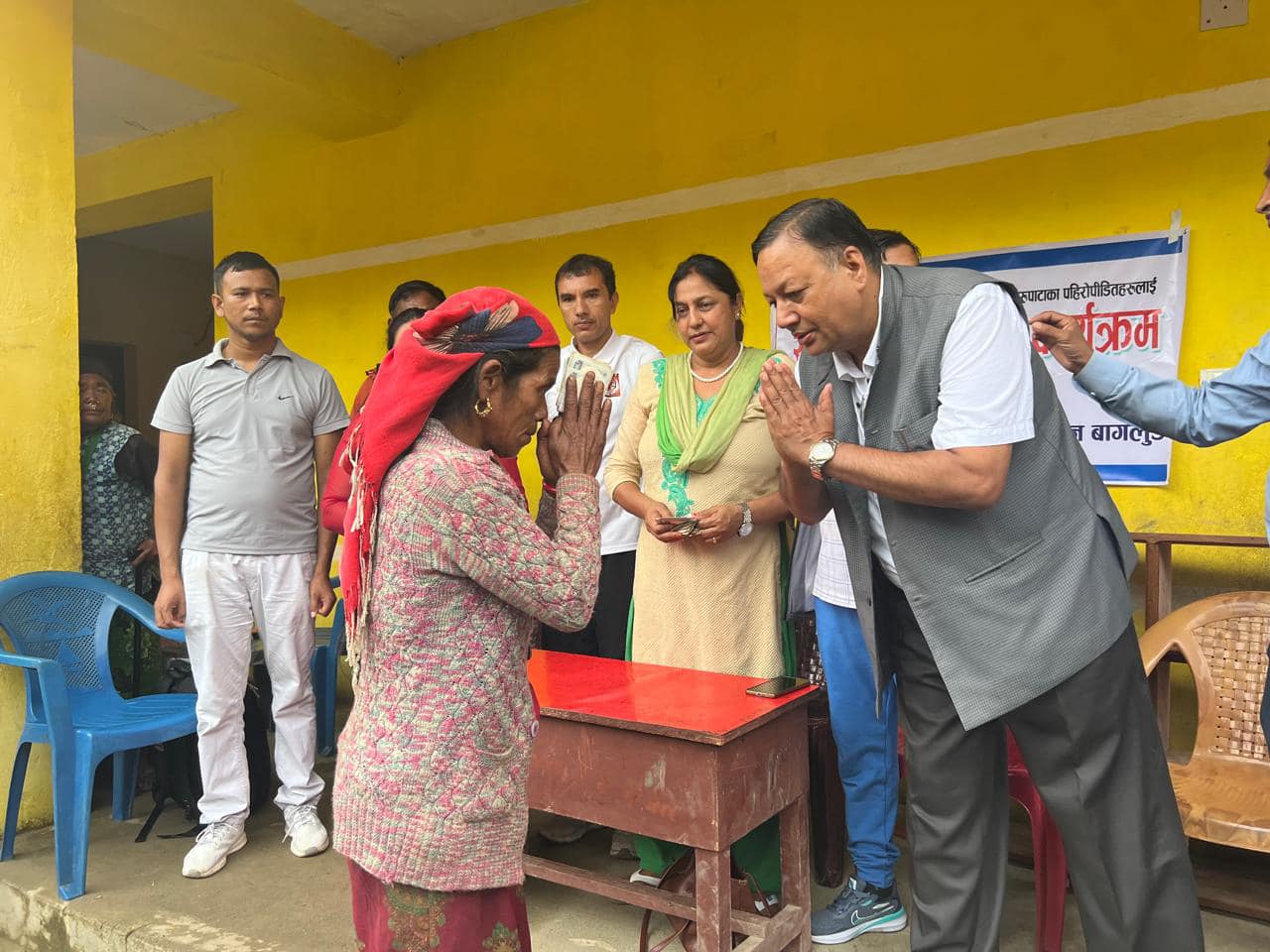 बडिगाडका पहिरो पीडितलाई माओवादीको सहयोग : सांसद पौडेलले हस्तान्तरण गरे २ लाख १६ हजार