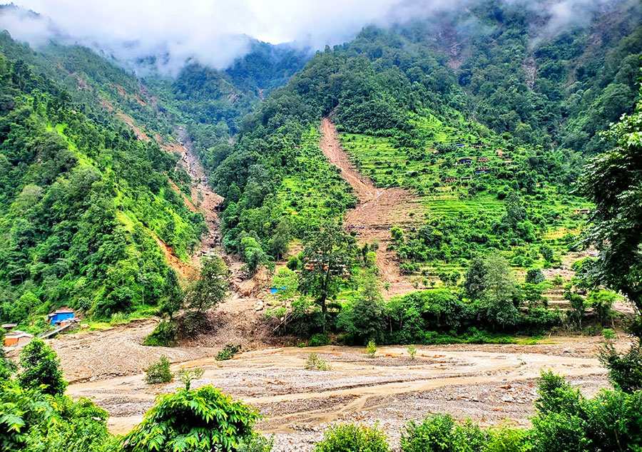 बडिगाडका पहिरो पीडितलाई प्रवासीको सहयोग