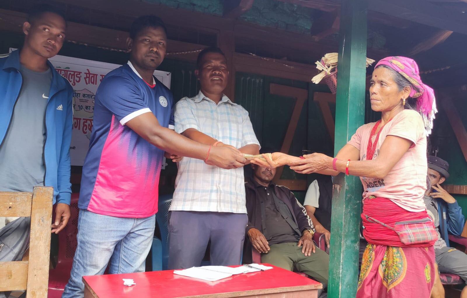 बडिगाडका पहिरो पीडितलाई बागलुङ सेवा समाज कतारको आर्थिक सहयोग