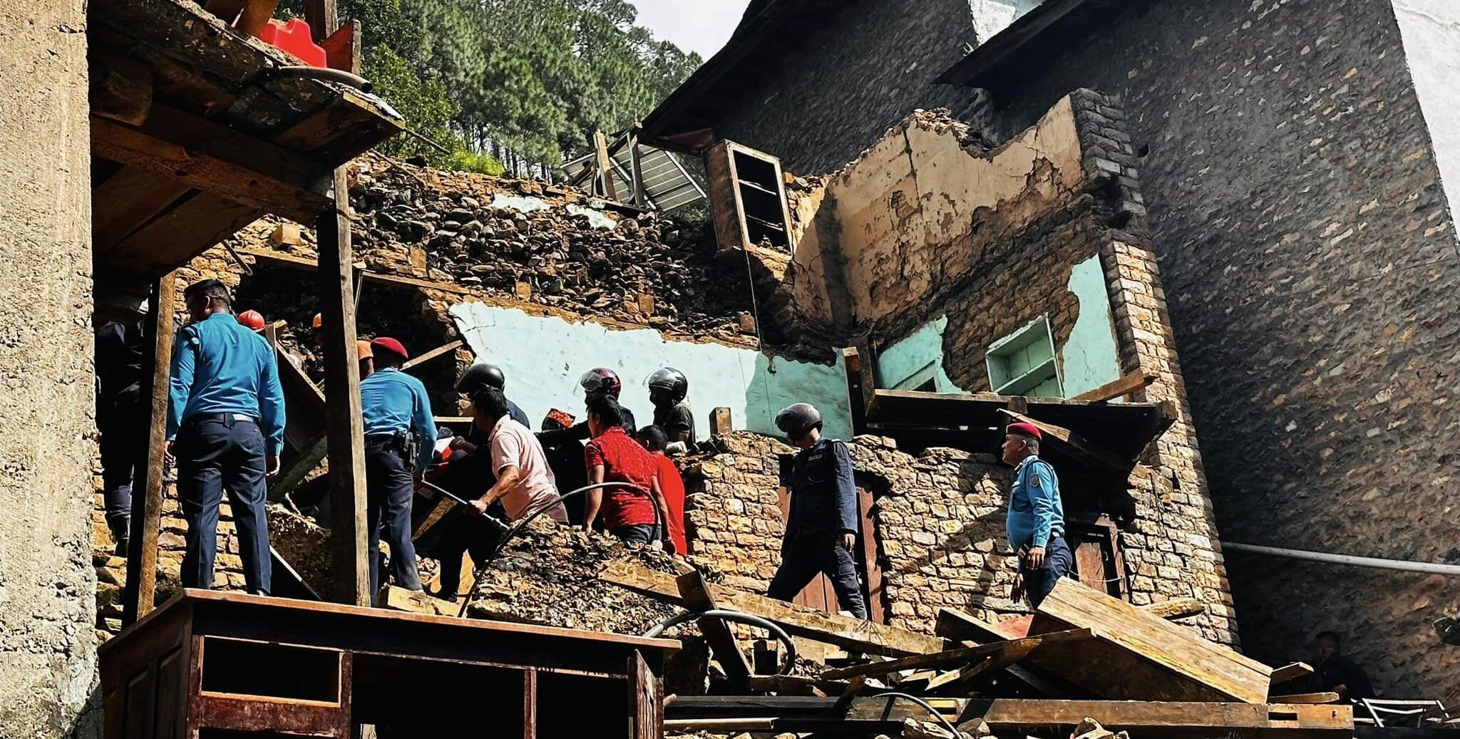 बुर्तिबाङमा भत्काउँदै गरेको घरले च्यापेर ११ जना घाइते, एकको अवस्था गम्भीर
