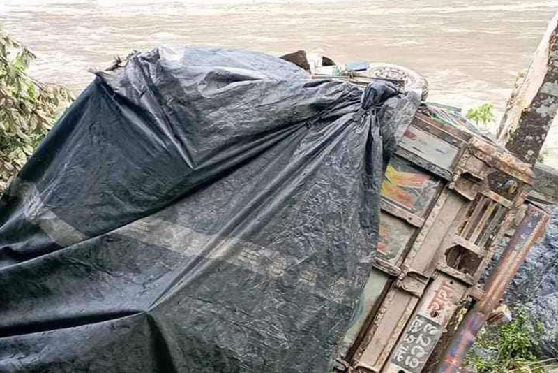 मालबाहक ट्रक त्रिशुलीमा खस्यो