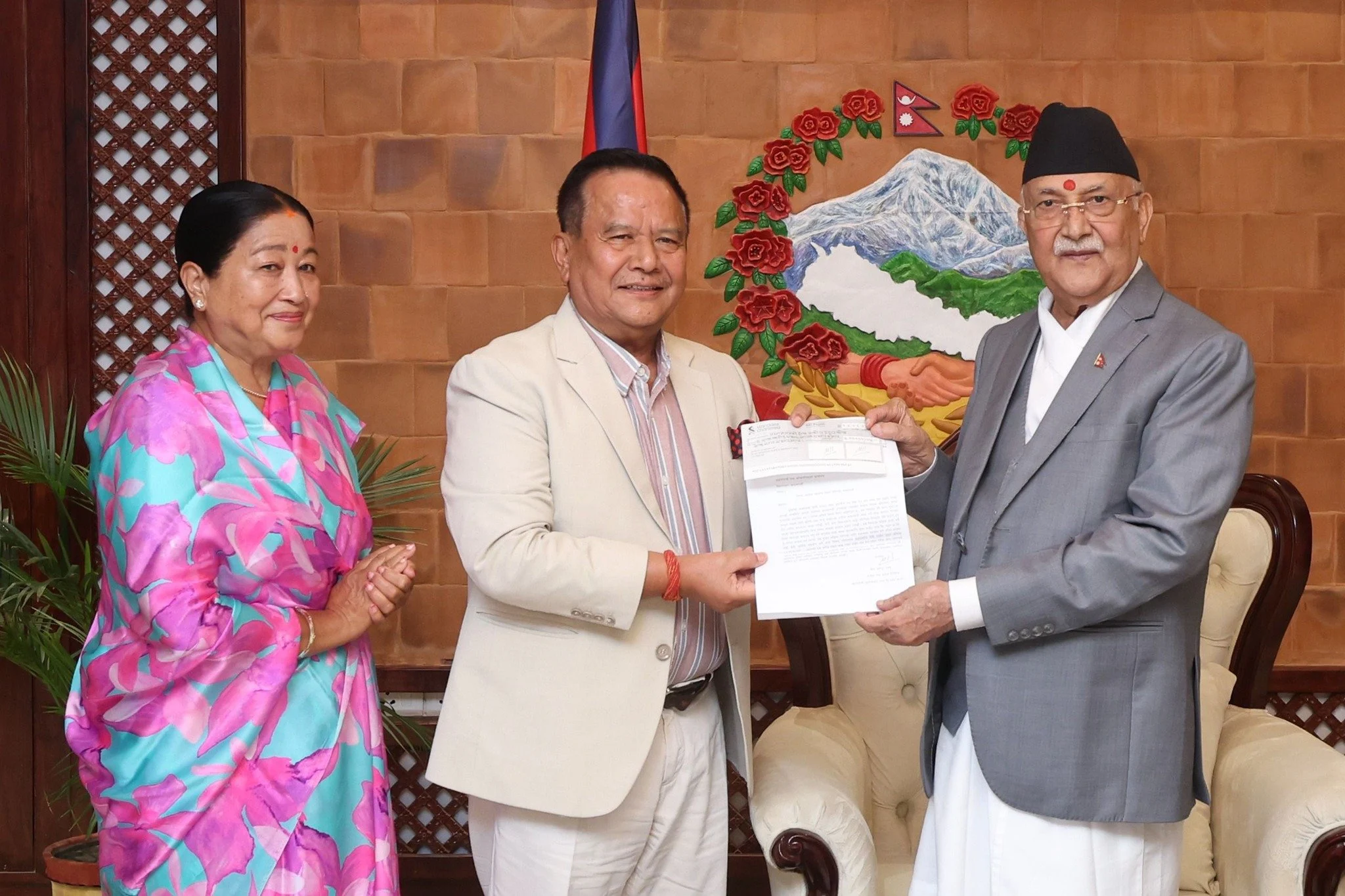 भाटभटेनीका सञ्चालक मिनबहादुरले दिए बाढी पहिरो पीडितलाई एक करोड