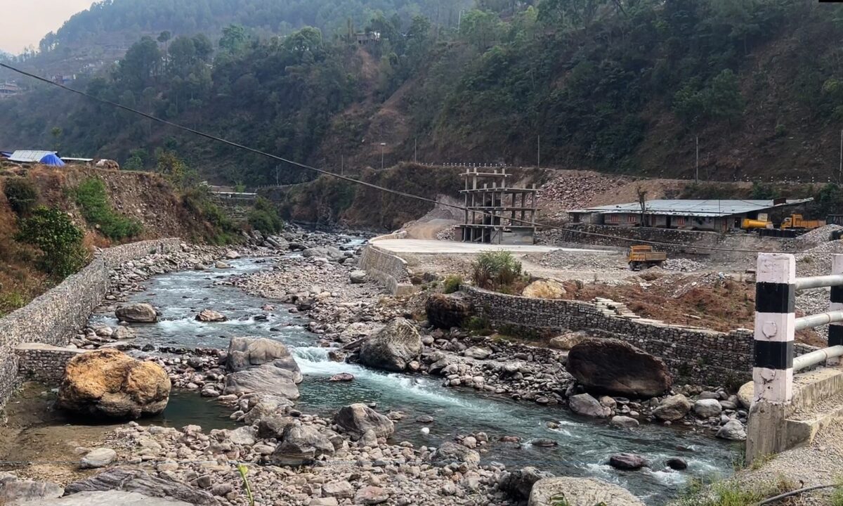 बुर्तिबाङमा सीमा विवादका कारण बसपार्क निर्माण अवरुद्ध