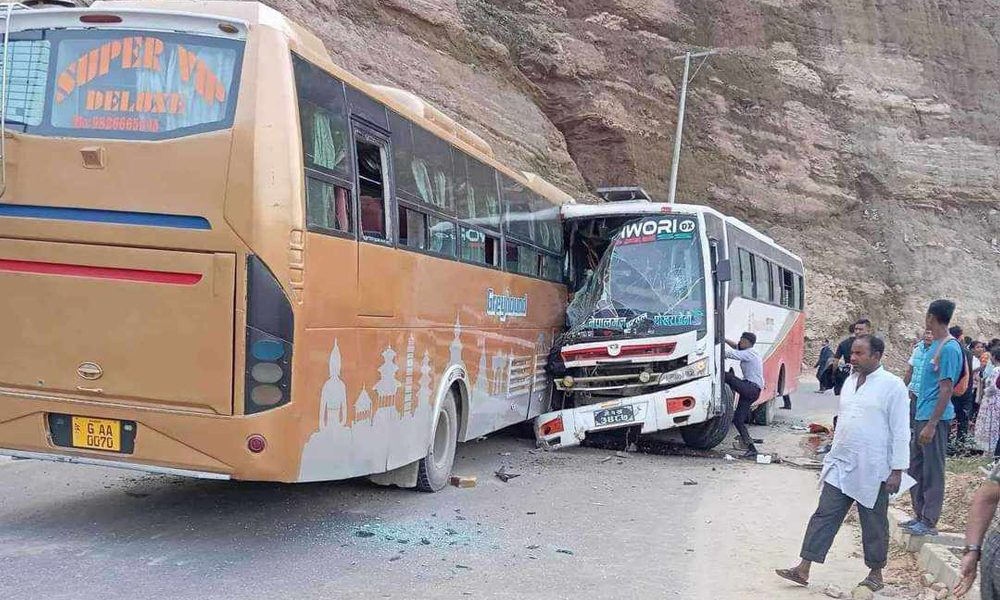तनहुँमा दुई वटा बस ठोक्किँदा एक जनाको मृत्यु, २९ जना घाइते