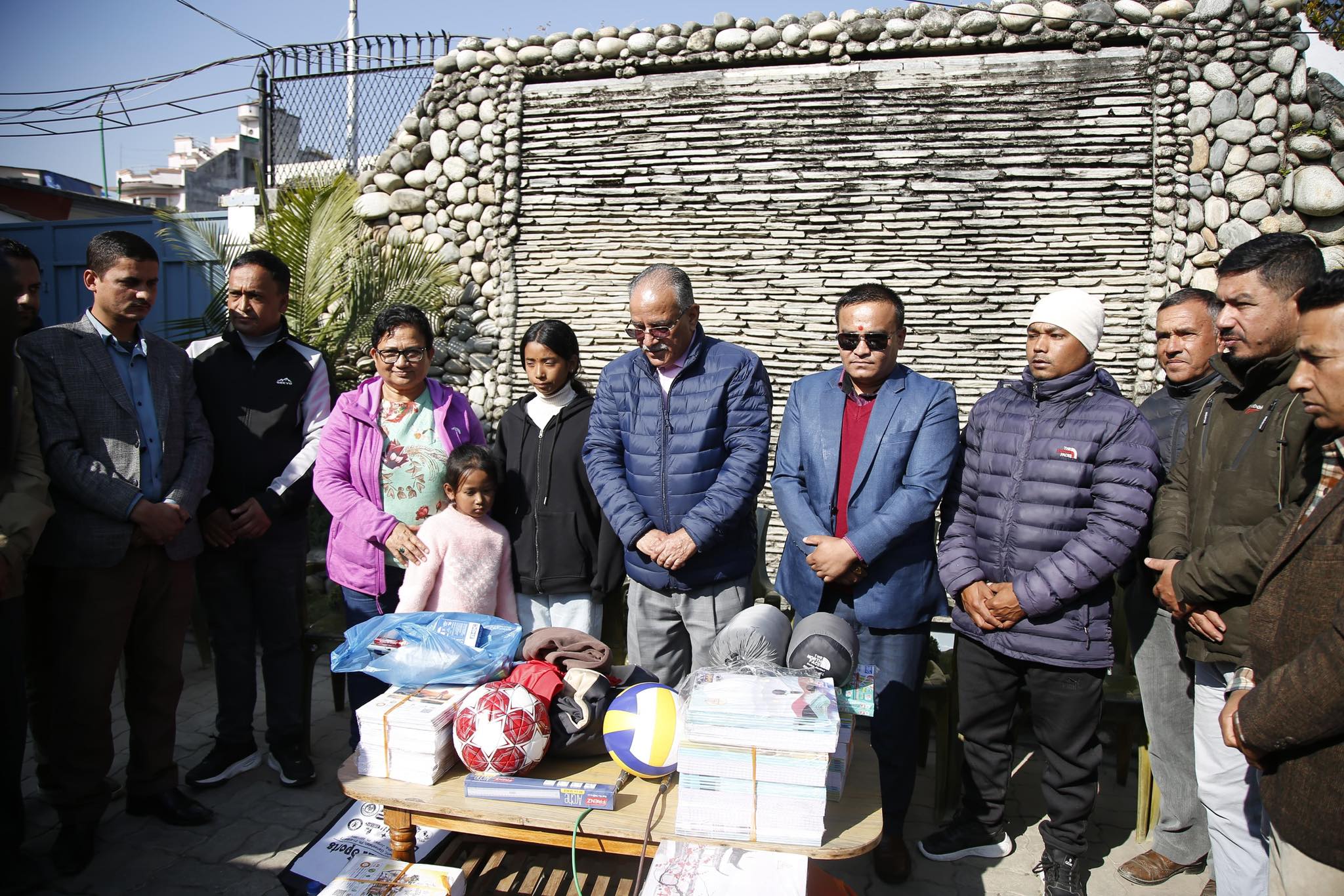 प्रकाश भुजेलको गाडीले ठक्कर दिँदा ज्यान गुमाएका नगरकोटीका दुई छोरीलाई प्रचण्डद्वारा शैक्षिक सामग्री हस्तान्तरण