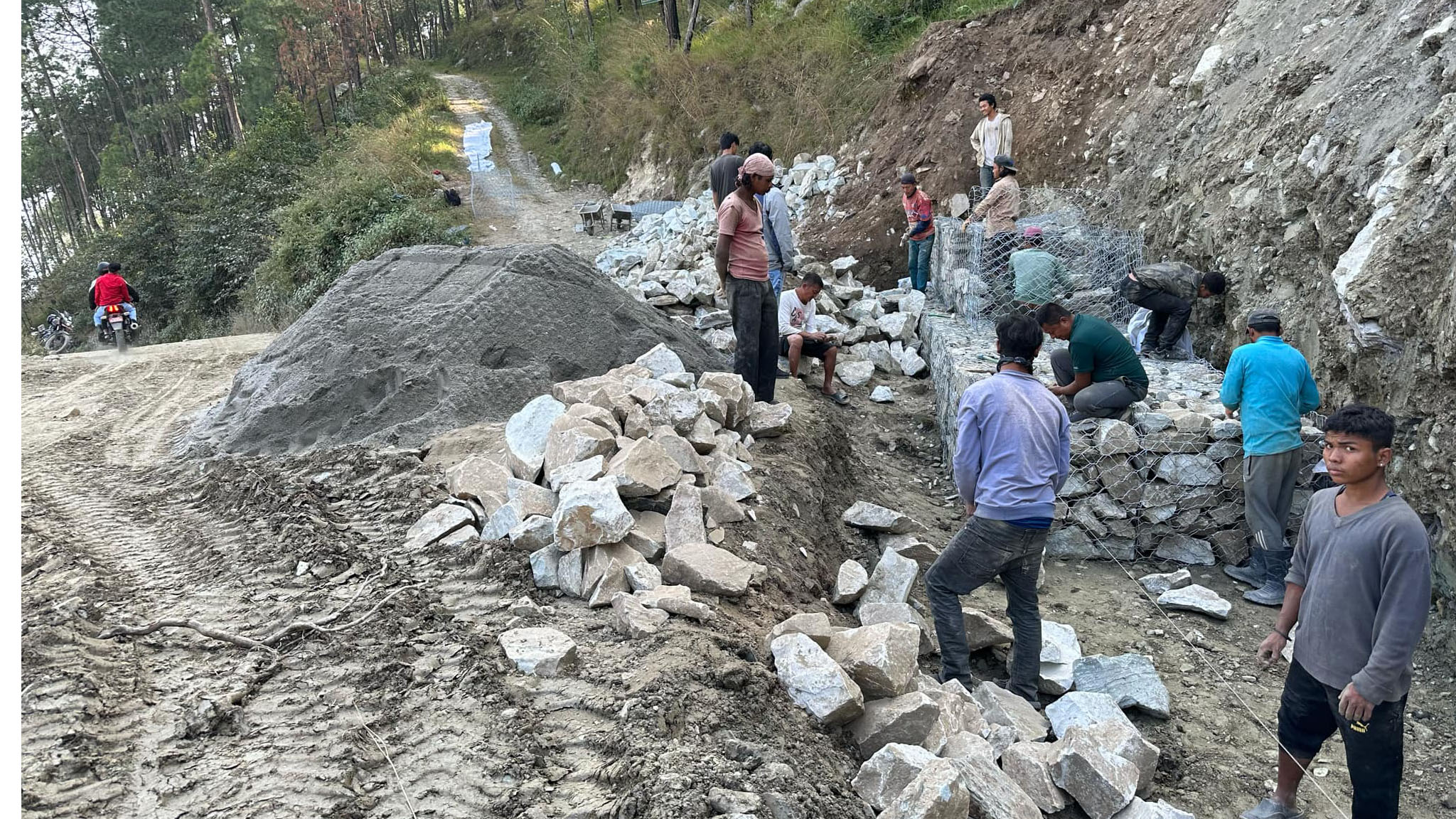 ७ वर्षमा चौथो पटक म्याद थप गर्दा पनि चार किमी सडक कालोपत्र भएन