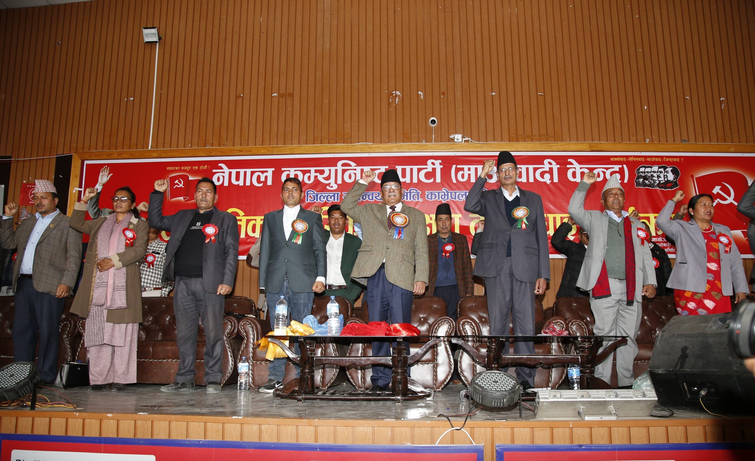 कांग्रेस र एमालेबाट माओवादीमा प्रवेश गर्नेहरुलाई प्रचण्डले गरे स्वागत