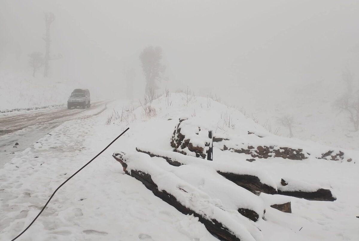 ढोरपाटन क्षेत्रमा बाक्लो हिमपात, सडकमा हिउँ जम्दा मध्यपहाडी लोकमार्ग नै अवरुद्ध