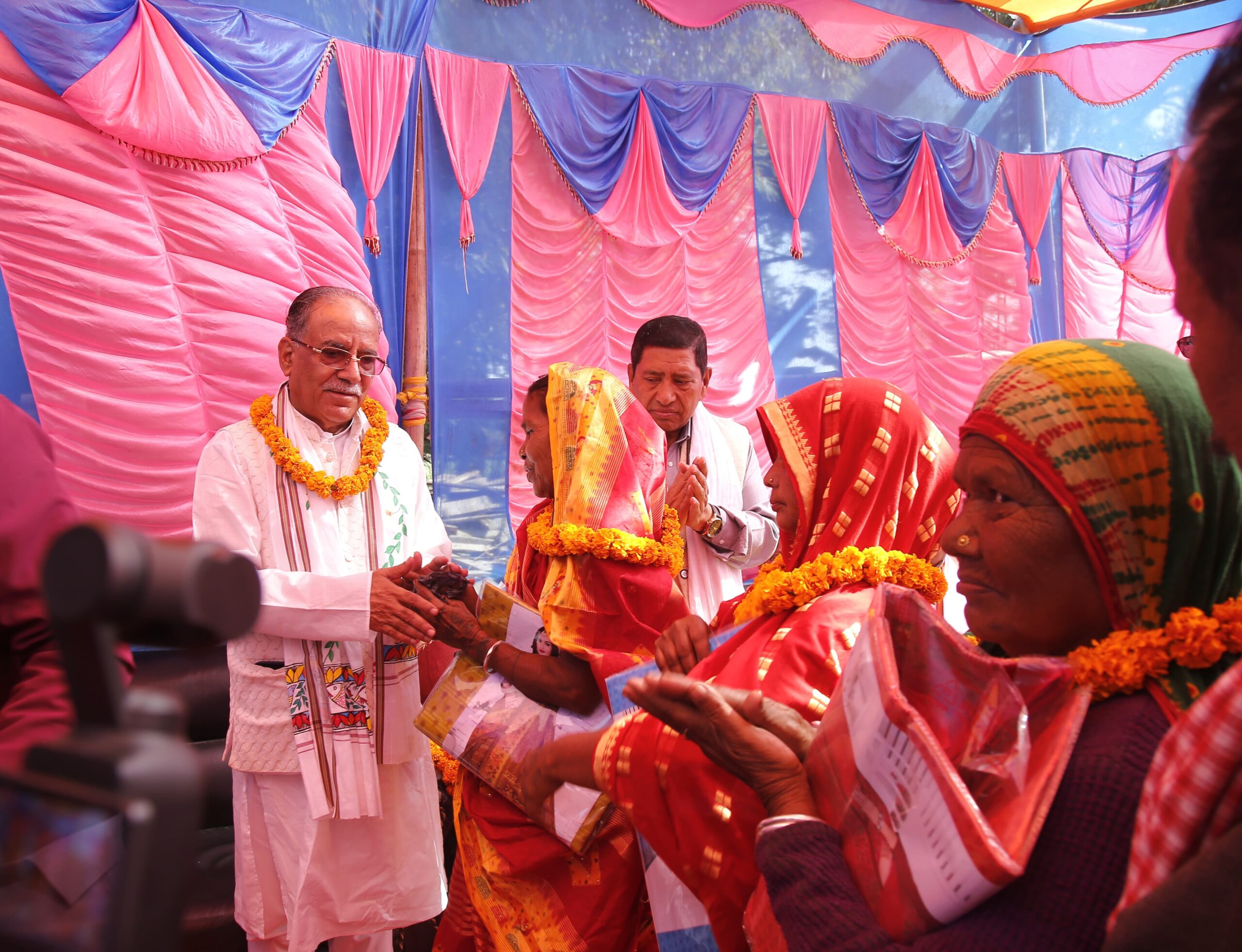 विभिन्न पार्टी परित्याग गरी ५० जना माओवादी केन्द्र प्रवेश