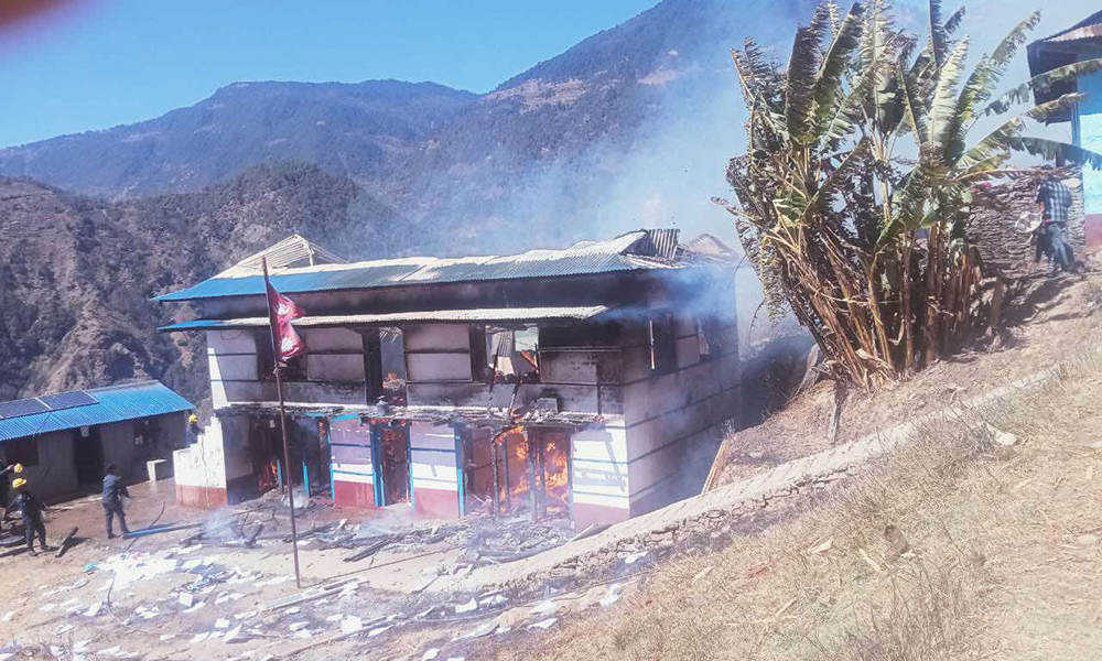 सोलुखुम्बुको लिखुपिके गाँउपालिकाको भवनमा आगलागी