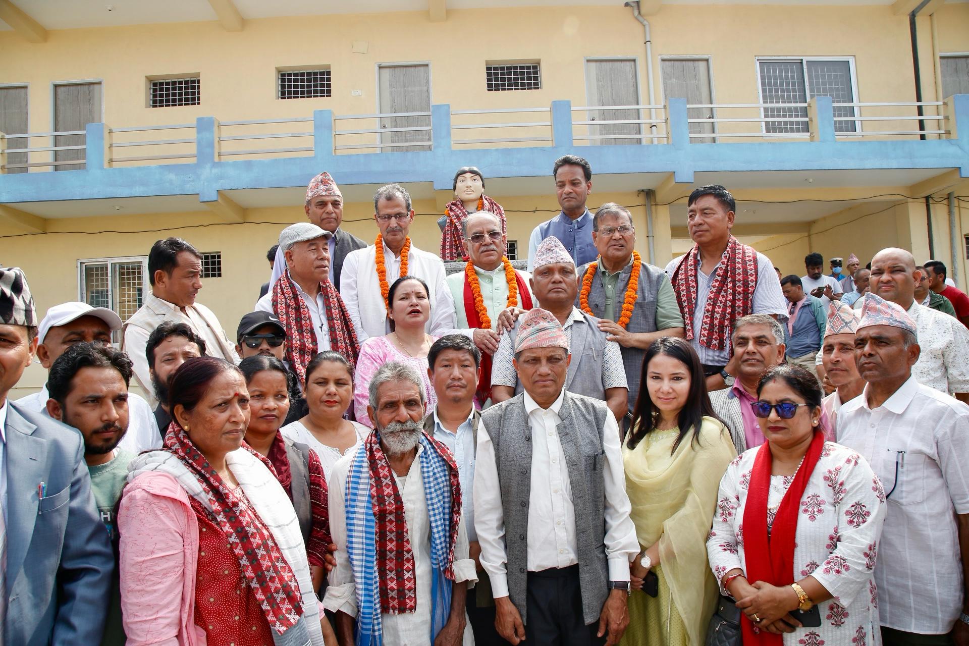 प्रचण्डद्वारा सहिद स्मृति सामुदायिक विकास केन्द्रको अवलोकन तथा सालिकमा माल्यार्पण