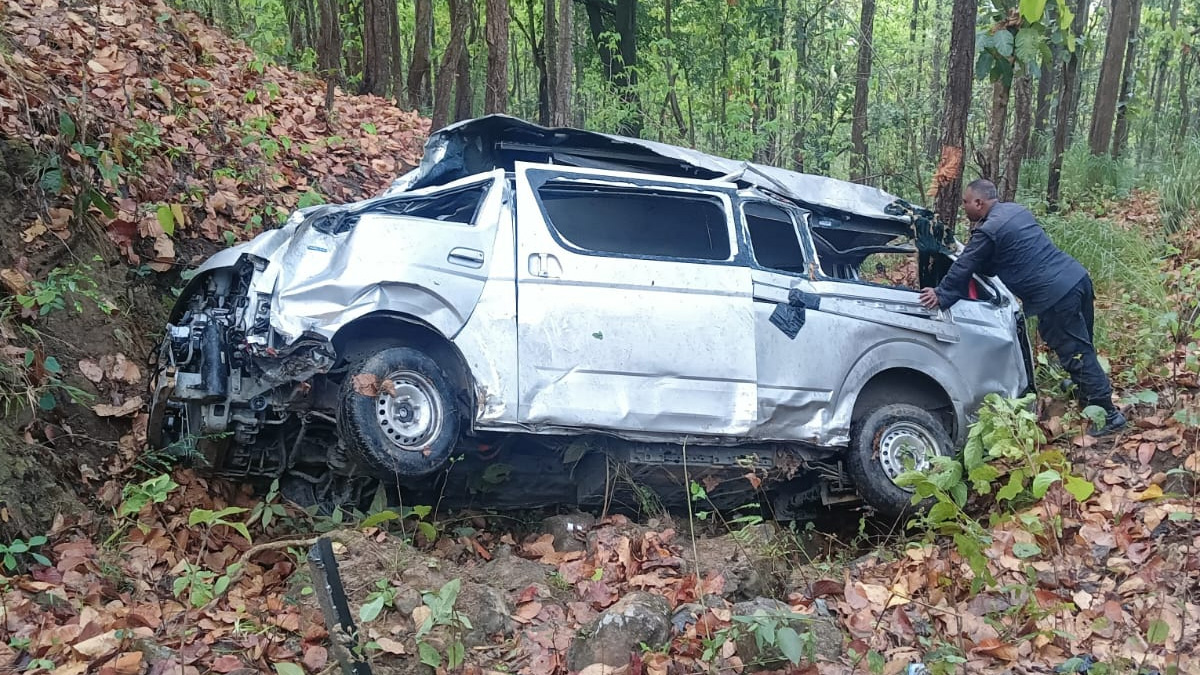 काठमाडौंबाट हेटौँडा जाँदै गरेको गाडी दुर्घटनाः दुई जनाको मृत्यु, १४ घाइते