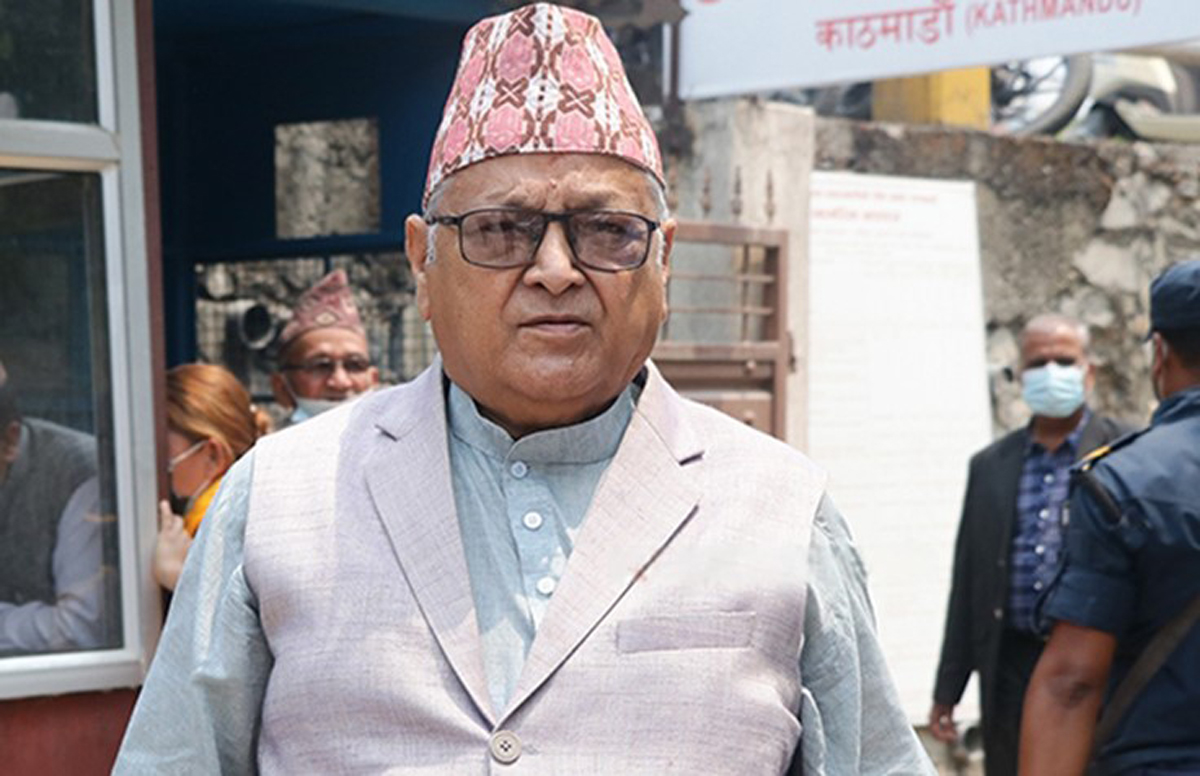जिम्मेवारीबाट हटाइएपछि राप्रपाका नेताहरु निर्वाचन आयोगमा