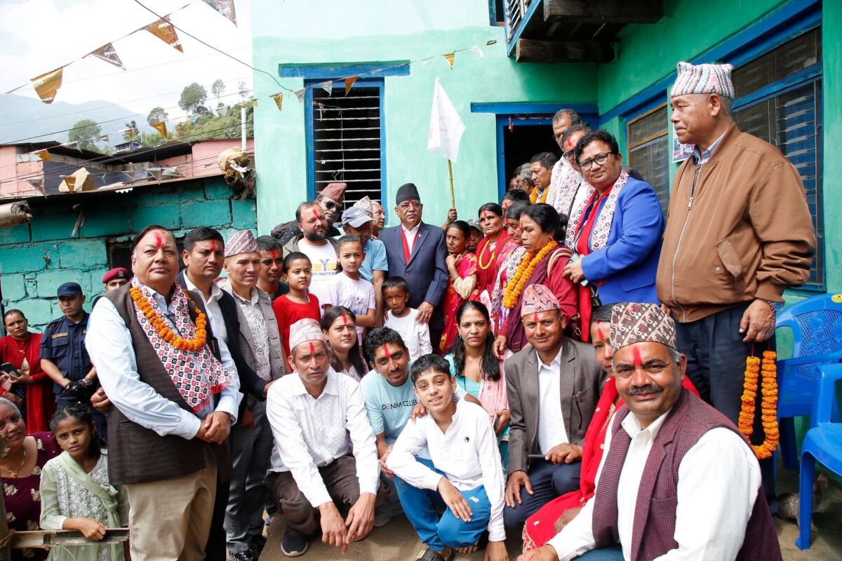 प्रचण्डलगायतका नेताले भेटे जनयुद्धका सहिद तथा बेपत्ताजनका परिवारलाई