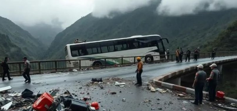 कोलम्बियामा बस दुर्घटनामा १० जनाको मृत्यु