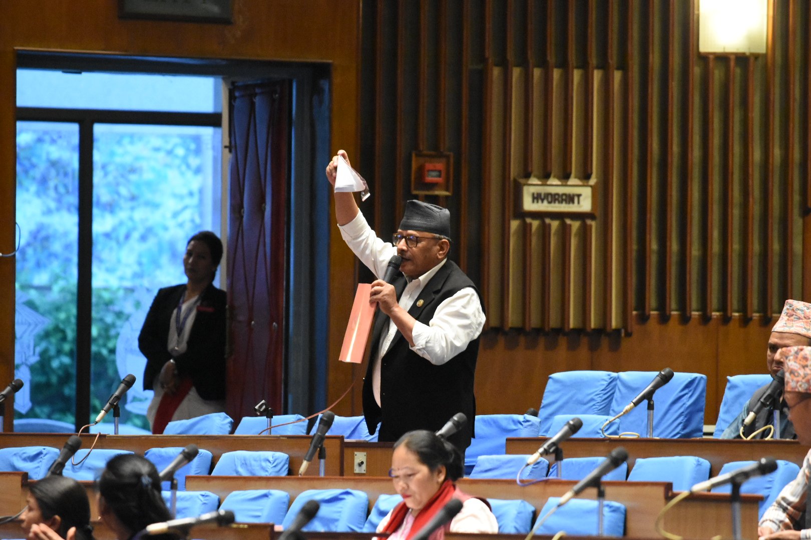 शिक्षा समितिका सभापतिले संसदमै च्याते भौतिक पूर्वाधार मन्त्रालयको बजेट किताब