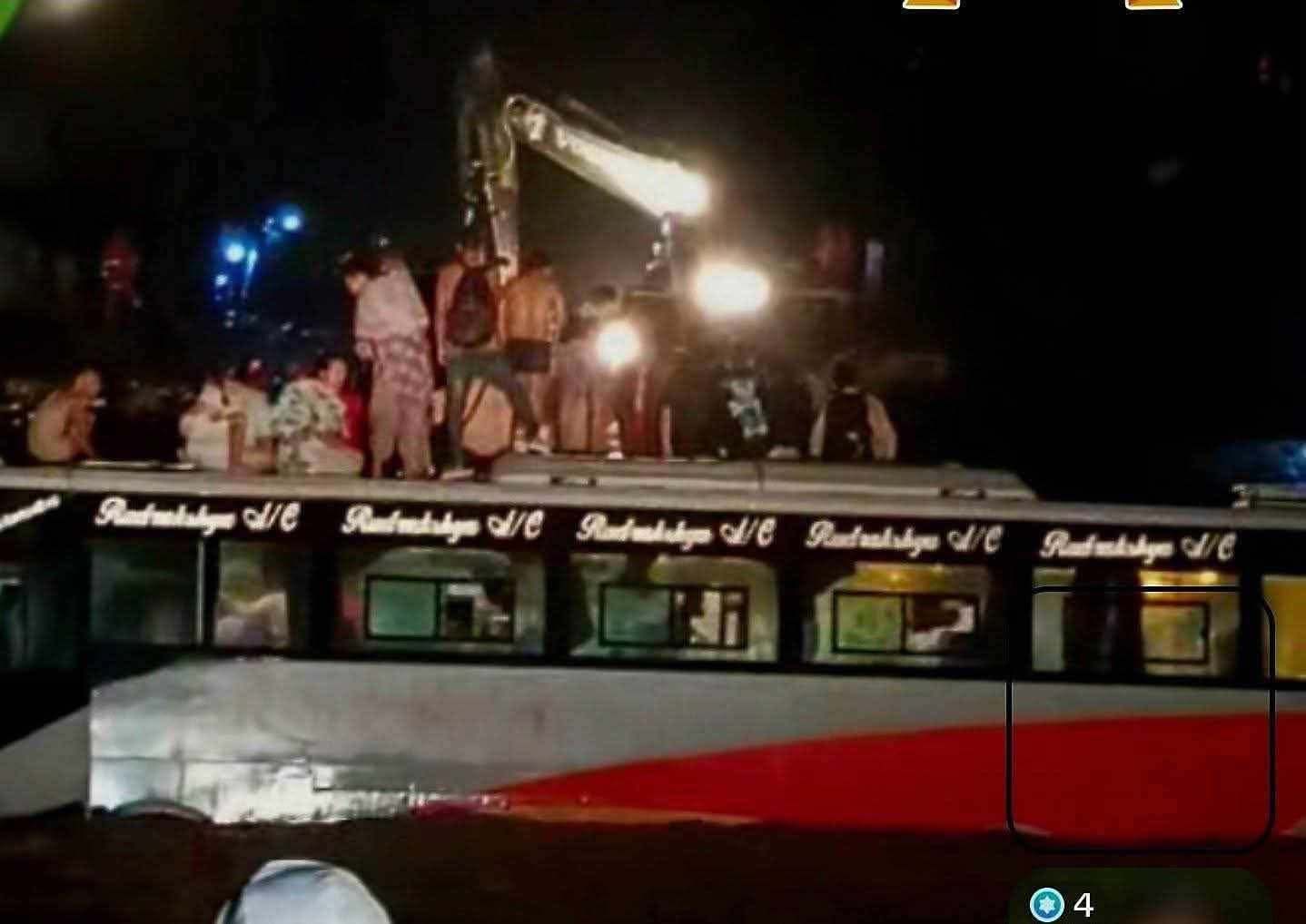 नवलपरासीको विनयी खोलाले यात्रुबाहक बस बगायो