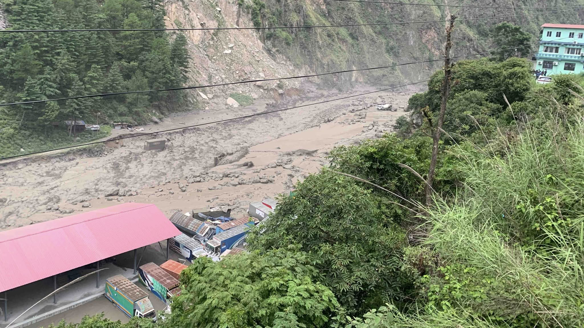 रसुवामा ठूलो बाढी : नेपाल-चीनबीचको सम्पर्क टुट्यो, खराब मौसमका कारण हेलिकप्टर जान सकेन