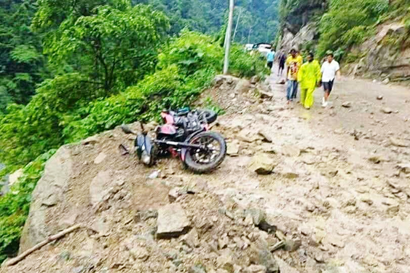 पतिपत्नी सवार मोटरसाइकलमाथि पहिरो खस्याे, पतिको मृत्यु, पत्नी घाइते