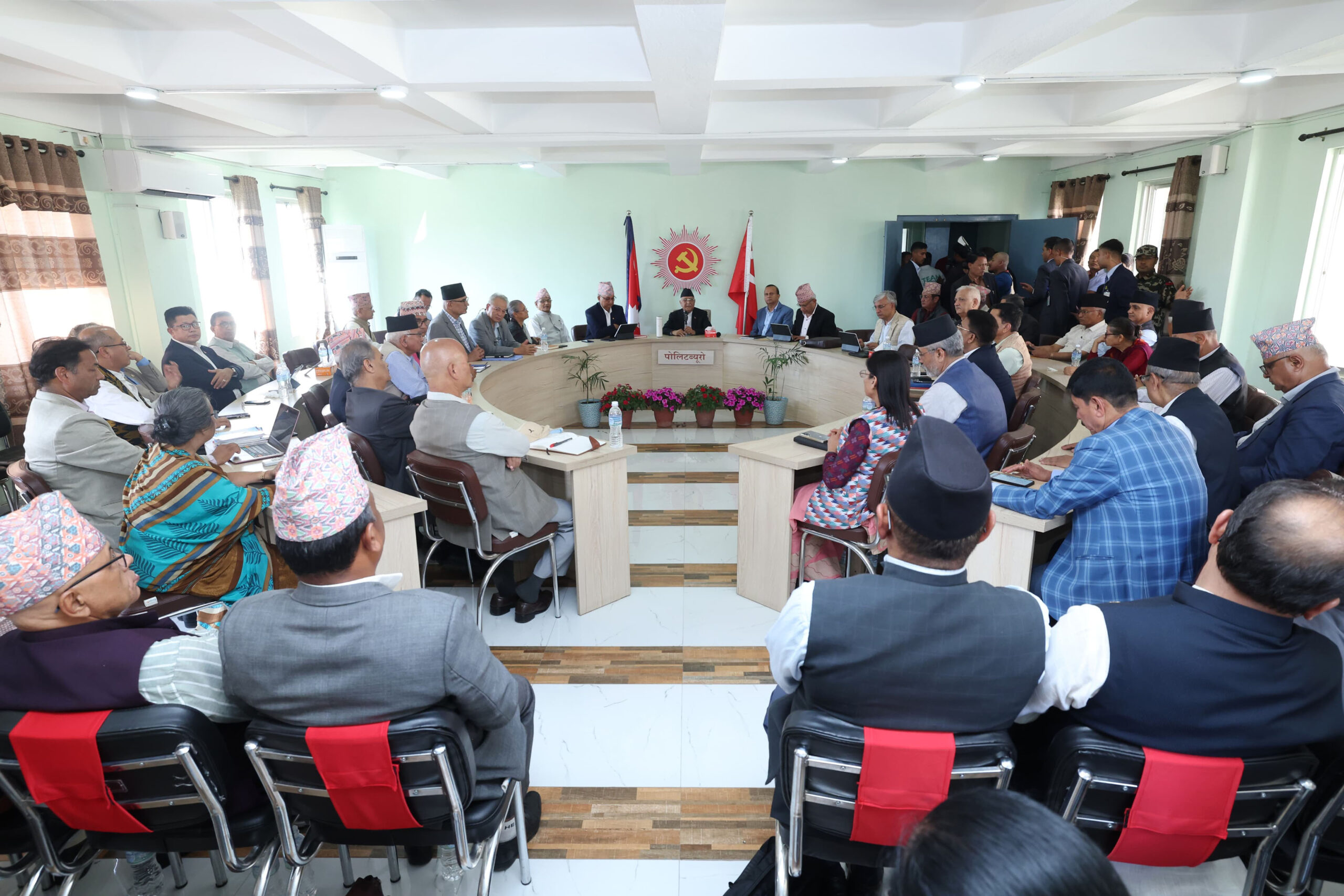 एमाले पोलिटब्युरो बैठकः उपाध्यक्षको प्रतिवेदनमाथि ३२ जना बोले