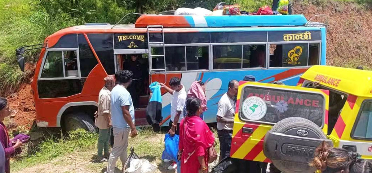 रामेछापबाट काठमाडौं आउँदै गरेको बस दुर्घटना, २३ जना घाइते (नामावलीसहित)
