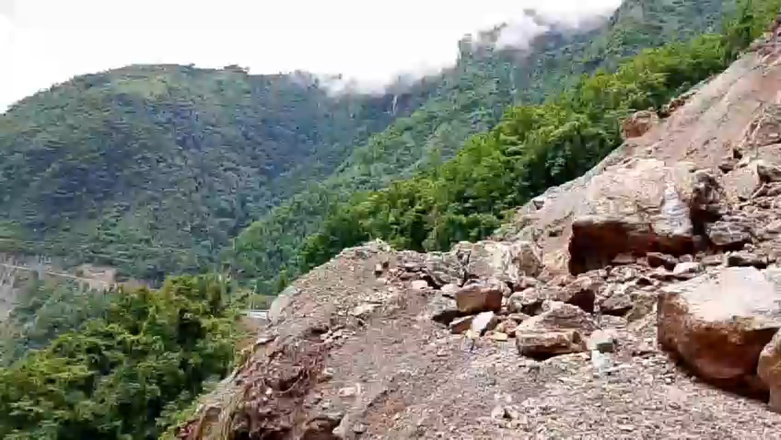बाढीपहिरोका कारण गुल्मीका तीनवटा मुख्य सडकहरु अवरुद्ध