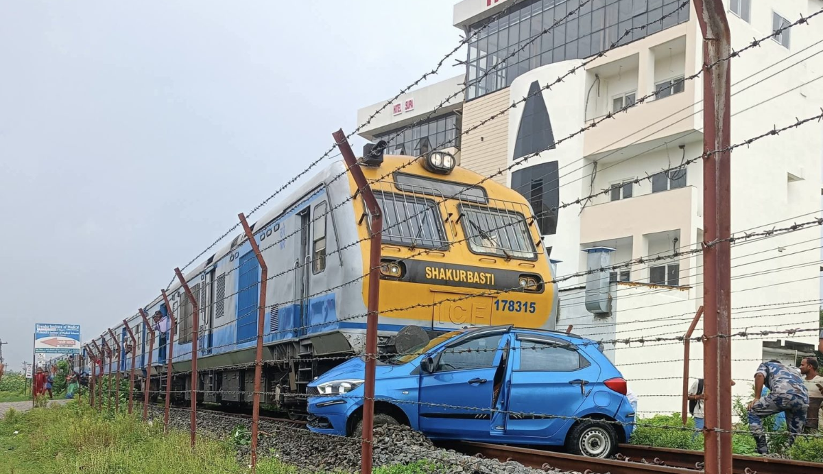 जनकपुरमा रेल र कार ठोक्किए