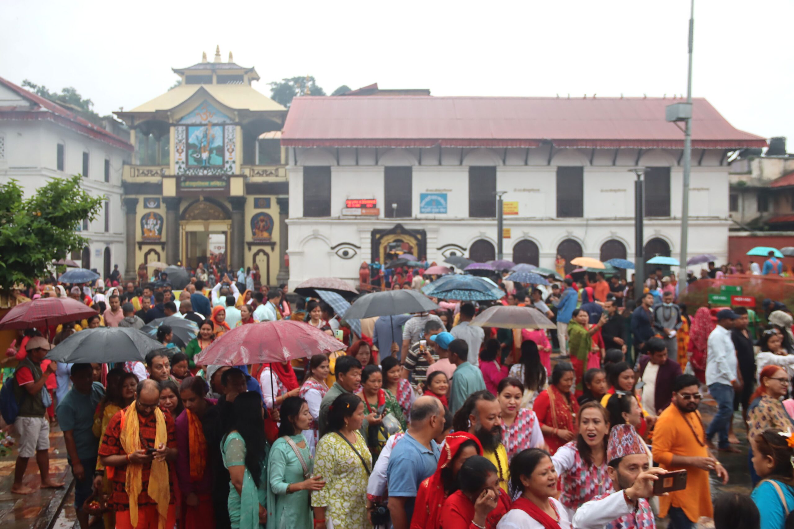 पशुपतिनाथ मन्दिर लगायत देशभरका शिवालयमा भक्तजन घुइँचो
