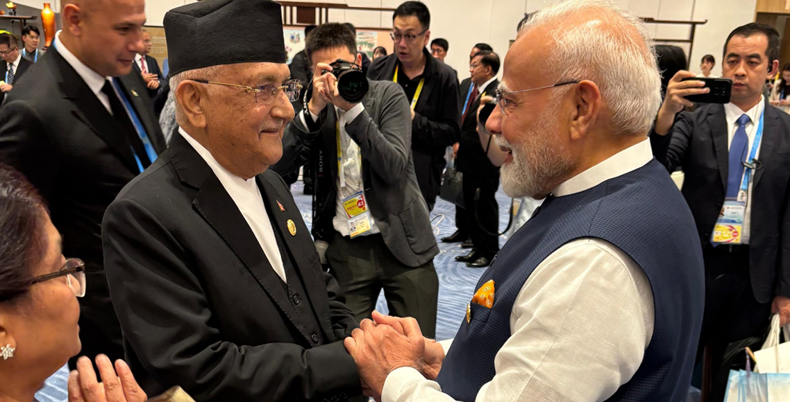 चीनमा मोदी र ओलीबीच भेट