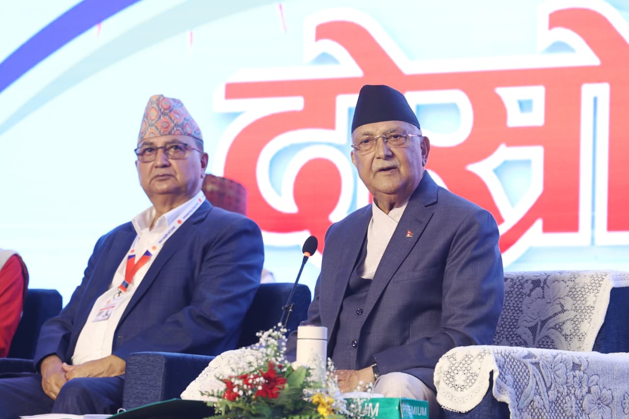 एमालेको नेतृत्वमा अध्यक्ष ओलीको विकल्प नभएको प्रतिवेदन पेस