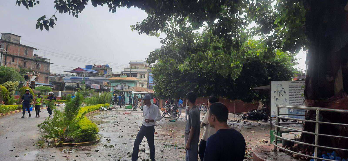 दमकमा रहेको प्रधानमन्त्री ओलीको घरमा ढुंगामुढा