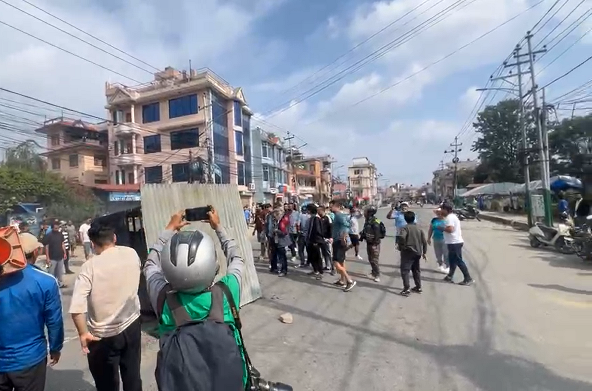 प्रचण्ड निवास जाने सडकको प्रहरी बिट स्थानीयले भत्काए